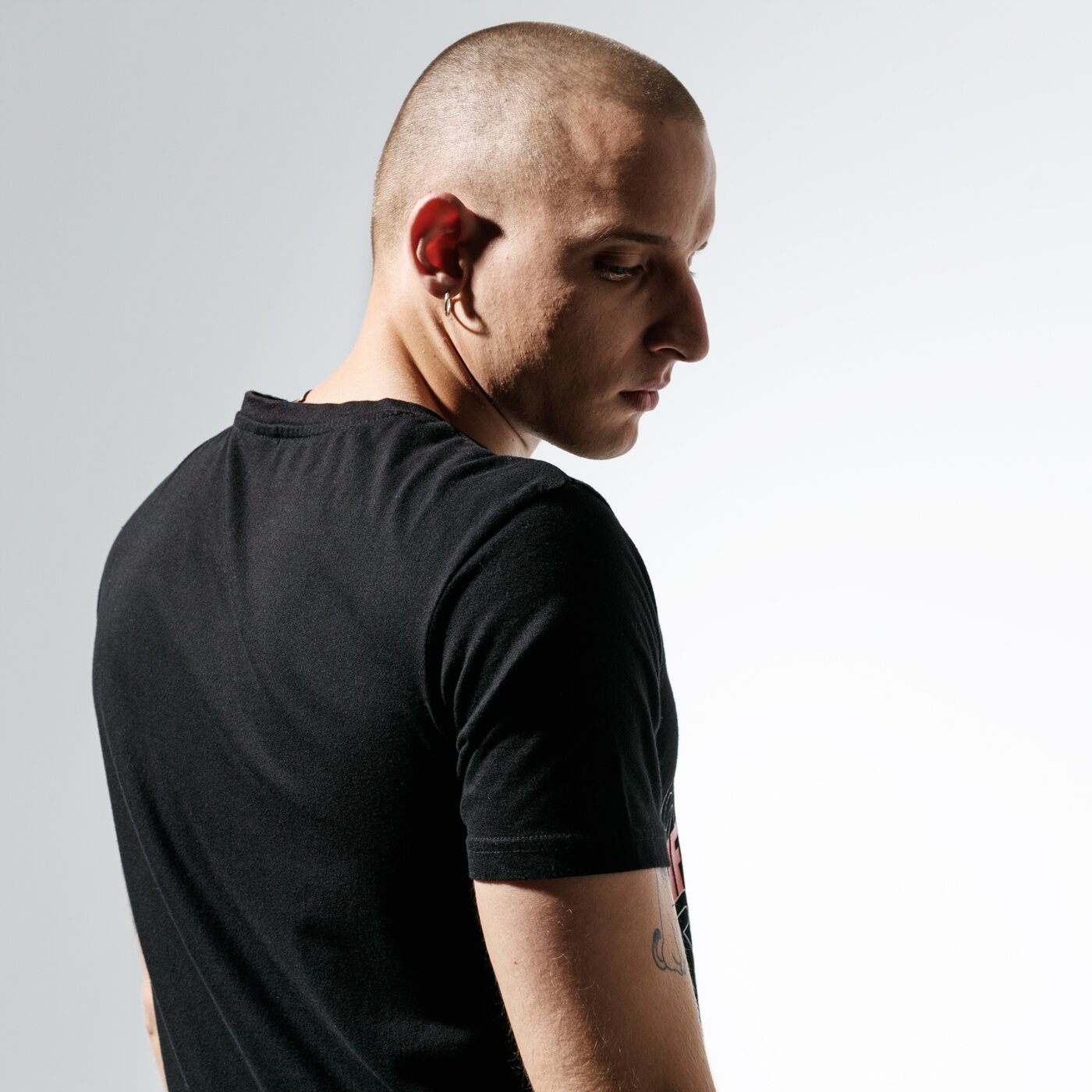 Мъжка тениска CONFRONT ТЕНИСКА FOOT PRINT BLK TEE cf39tsm60002 цвят черен