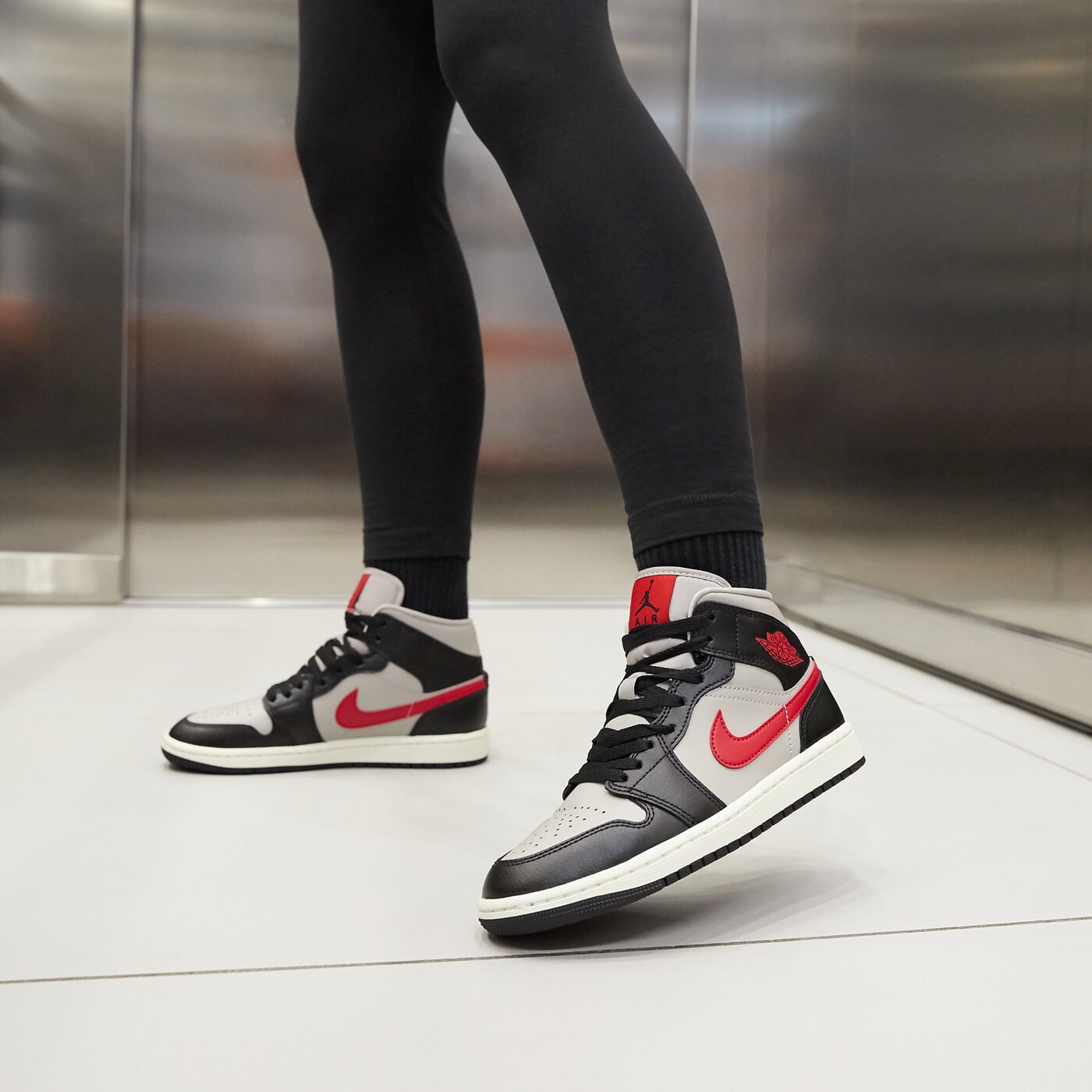 Дамски маратонки WMNS AIR JORDAN 1 MID bq6472-060 цвят сив