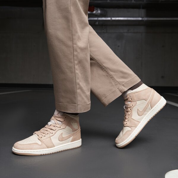 Дамски маратонки WMNS AIR JORDAN 1 MID SE fj3448-200 цвят бежов