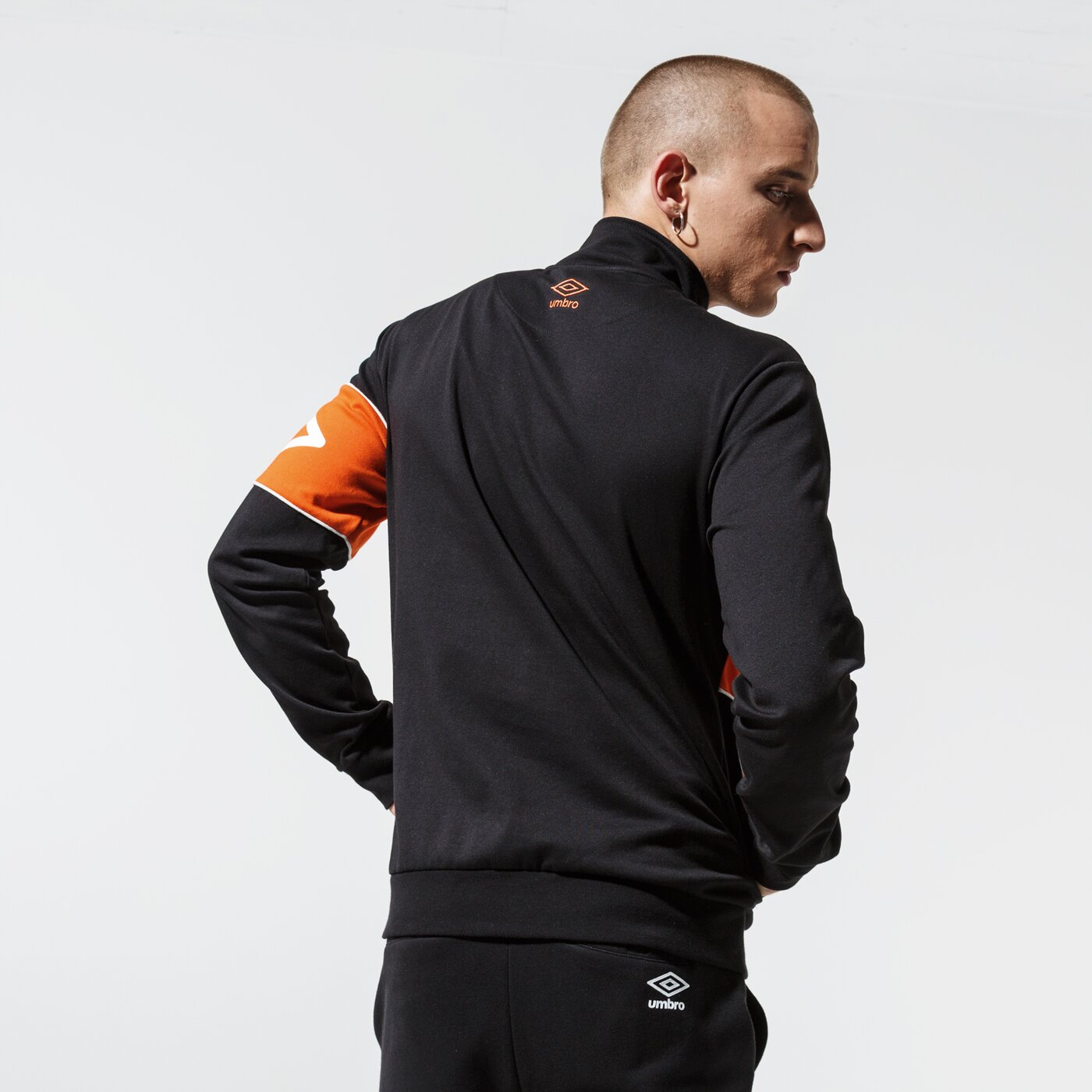 Мъжки суичър UMBRO СУИТЧЪР СЪС ЗАКОПЧАВАНЕ   CLASSIC FZ SWEATSHIRT ul39blm87002 цвят черен