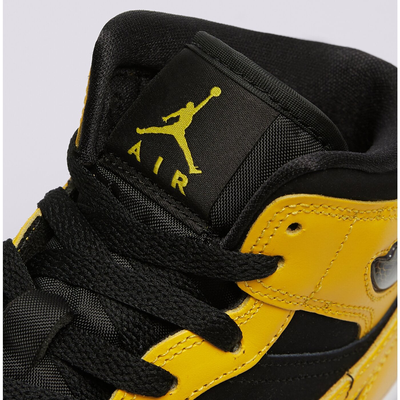 Детски маратонки JORDAN 1 MID SE hj5940-071 цвят жълт