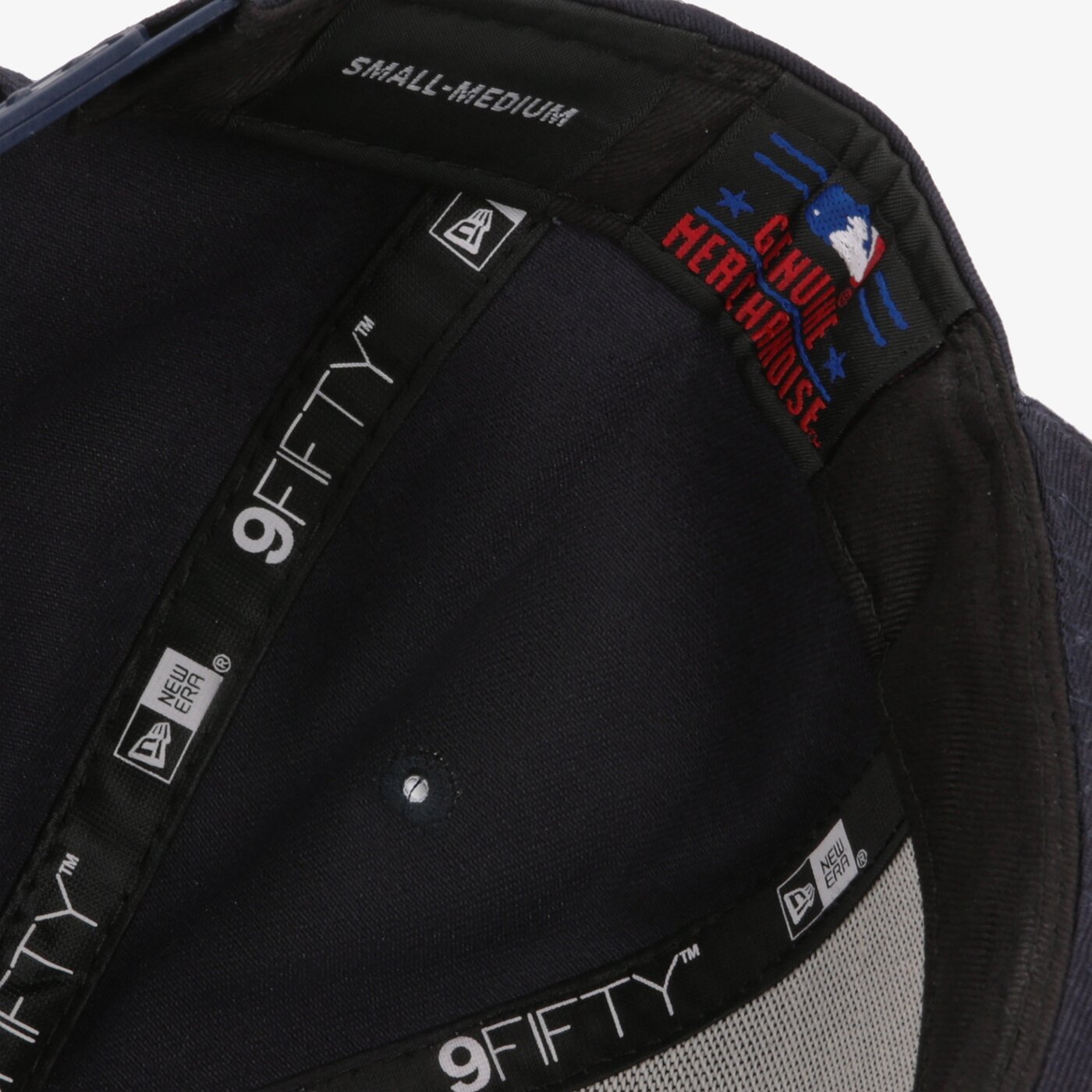 Дамска шапка с козирка NEW ERA ШАПКА LEAGUE ESSENTIAL 9FIFTY ATLANTA BRAVES NAVY/ST 80536623 цвят тъмносин