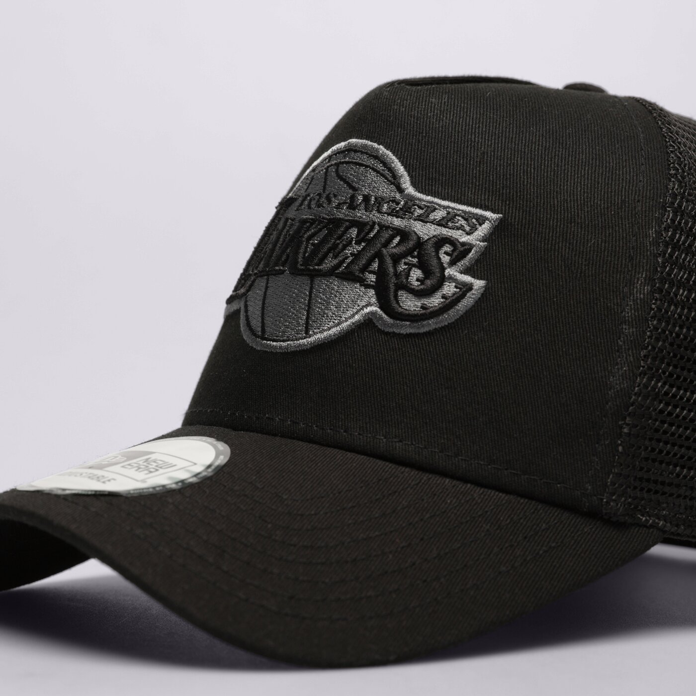 Мъжка шапка с козирка NEW ERA ШАПКА BOB LOGO 9FORTY TRUCKER LAKERS LOS ANGELES LAK 12523911 цвят черен