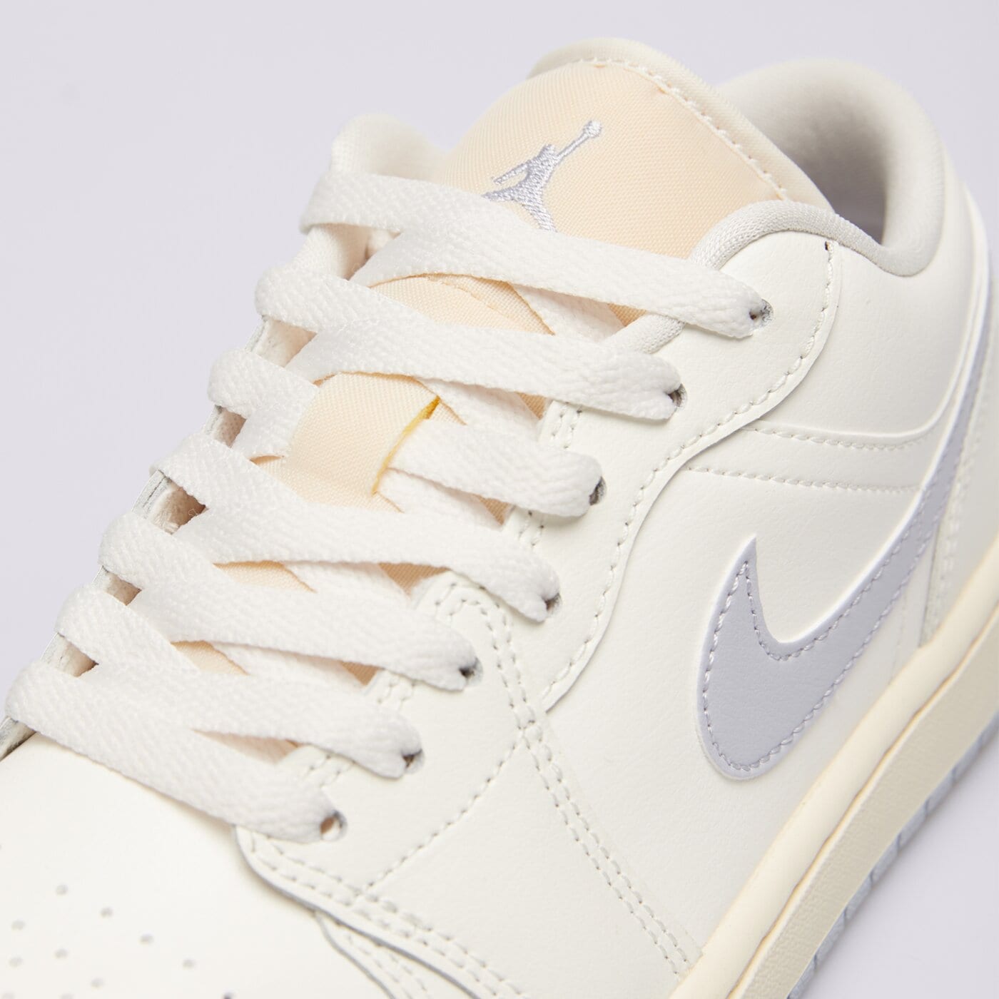 Дамски маратонки WMNS AIR JORDAN 1 LOW dc0774-106 цвят бежов