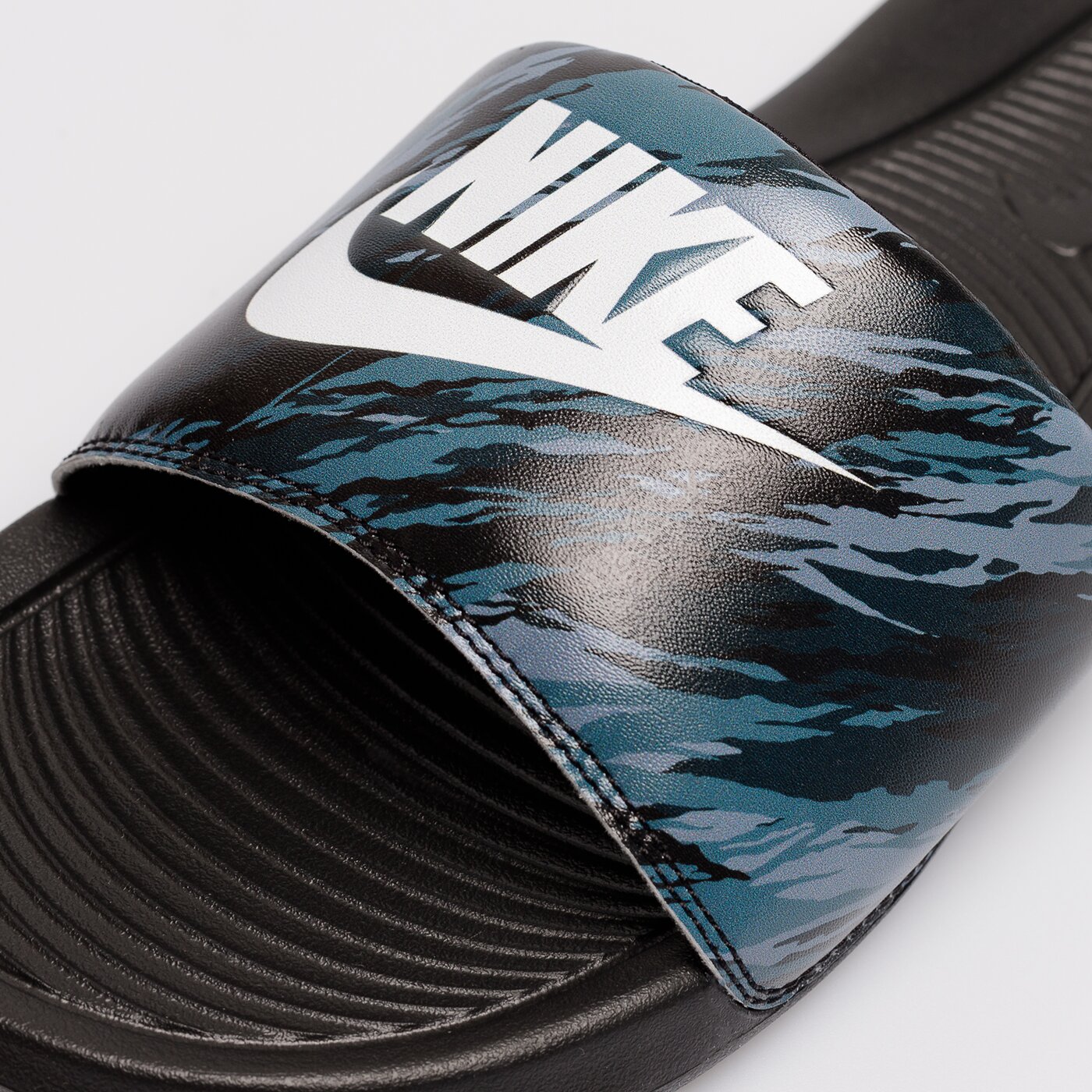 Мъжки чехли и сандали NIKE VICTORI ONE cn9678-009 цвят черен