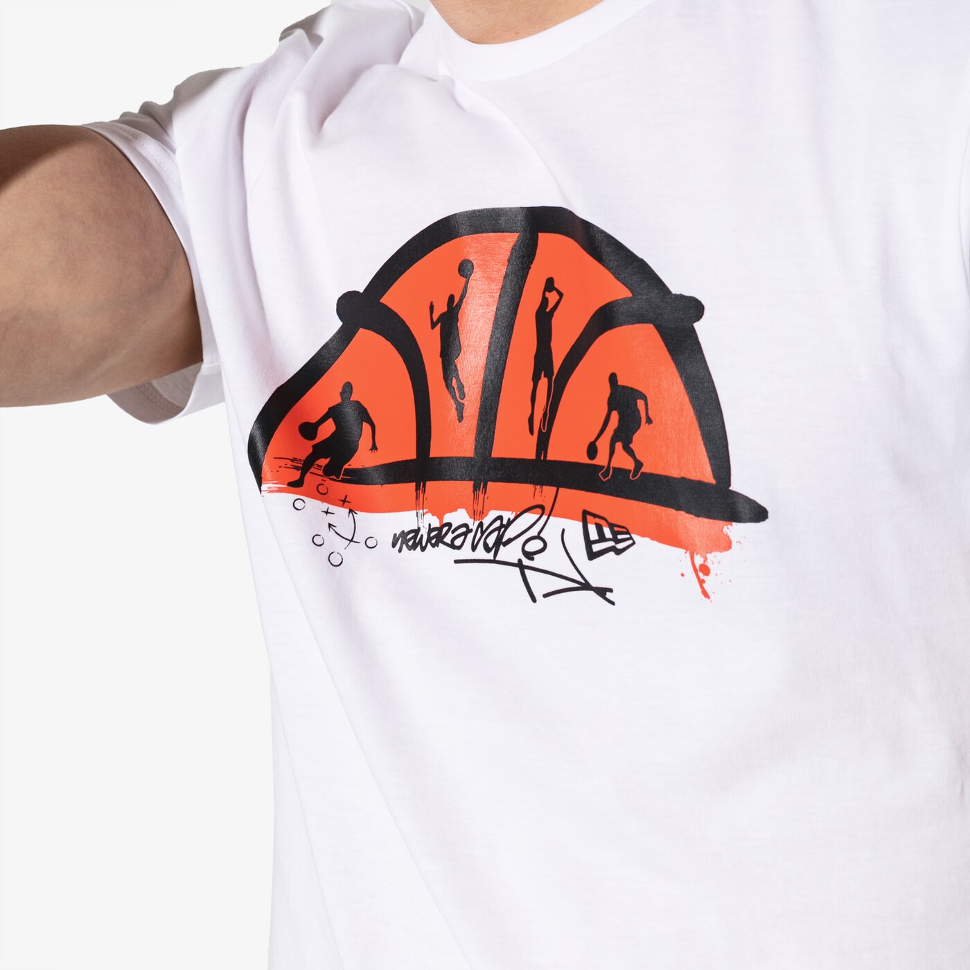 Мъжка тениска NEW ERA ТЕНИСКА SS NE BASKETBALL COURT 12052222 цвят бял