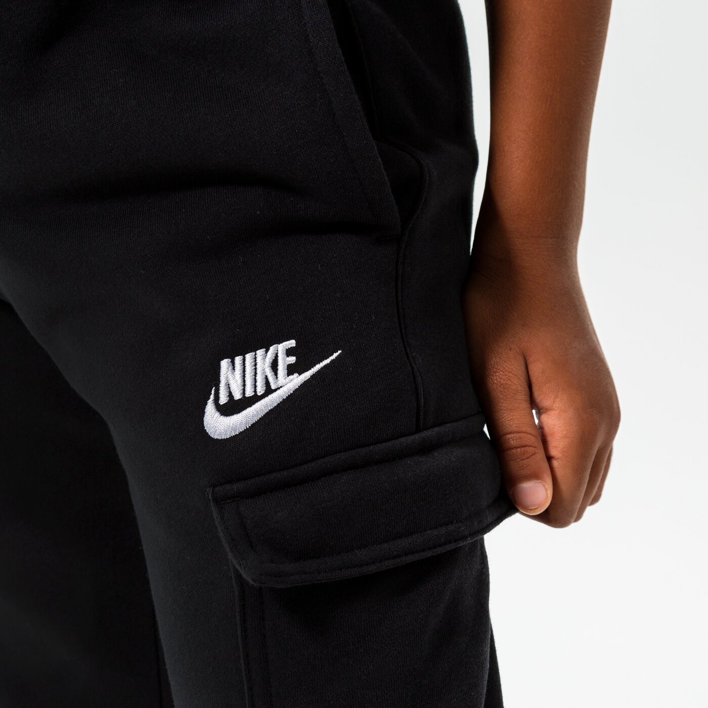 Детски панталони NIKE CLUB FLEECE CARGO JOGGERS JUNIOR BOY cq4298-010 цвят черен