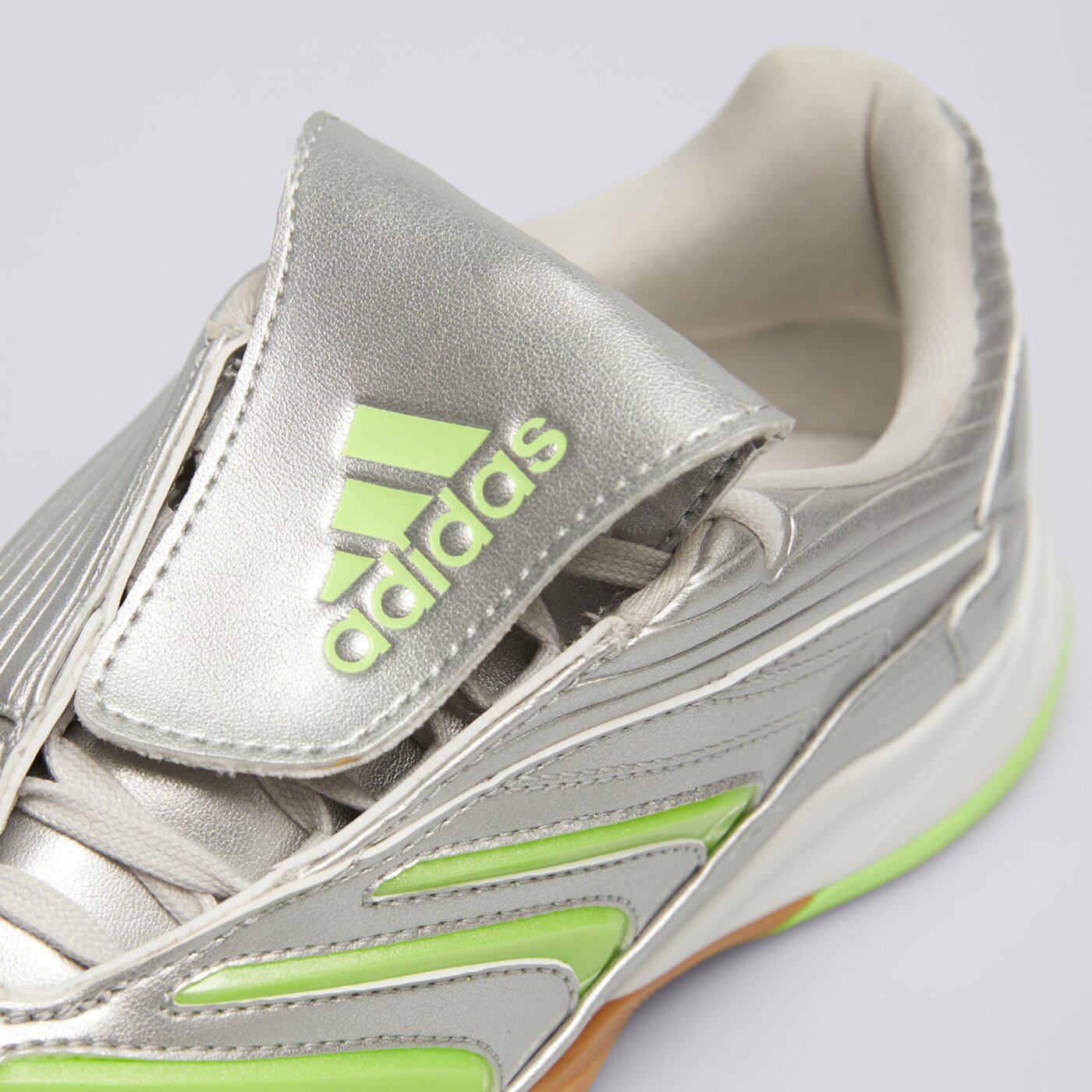 Дамски маратонки ADIDAS PREDATOR SALA jr1636 цвят сребърен