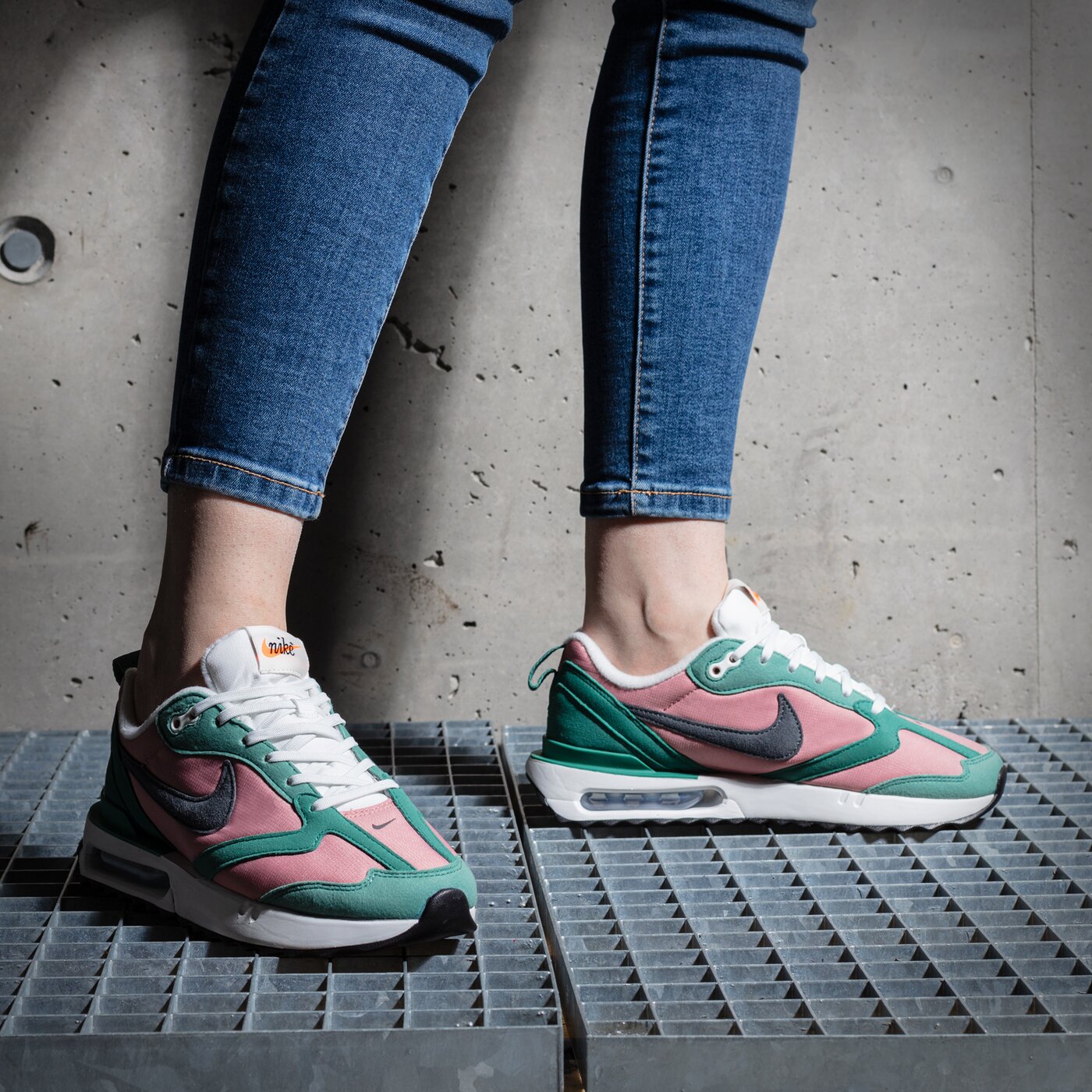 Дамски маратонки NIKE AIR MAX DAWN dc4068-600 цвят многоцветен