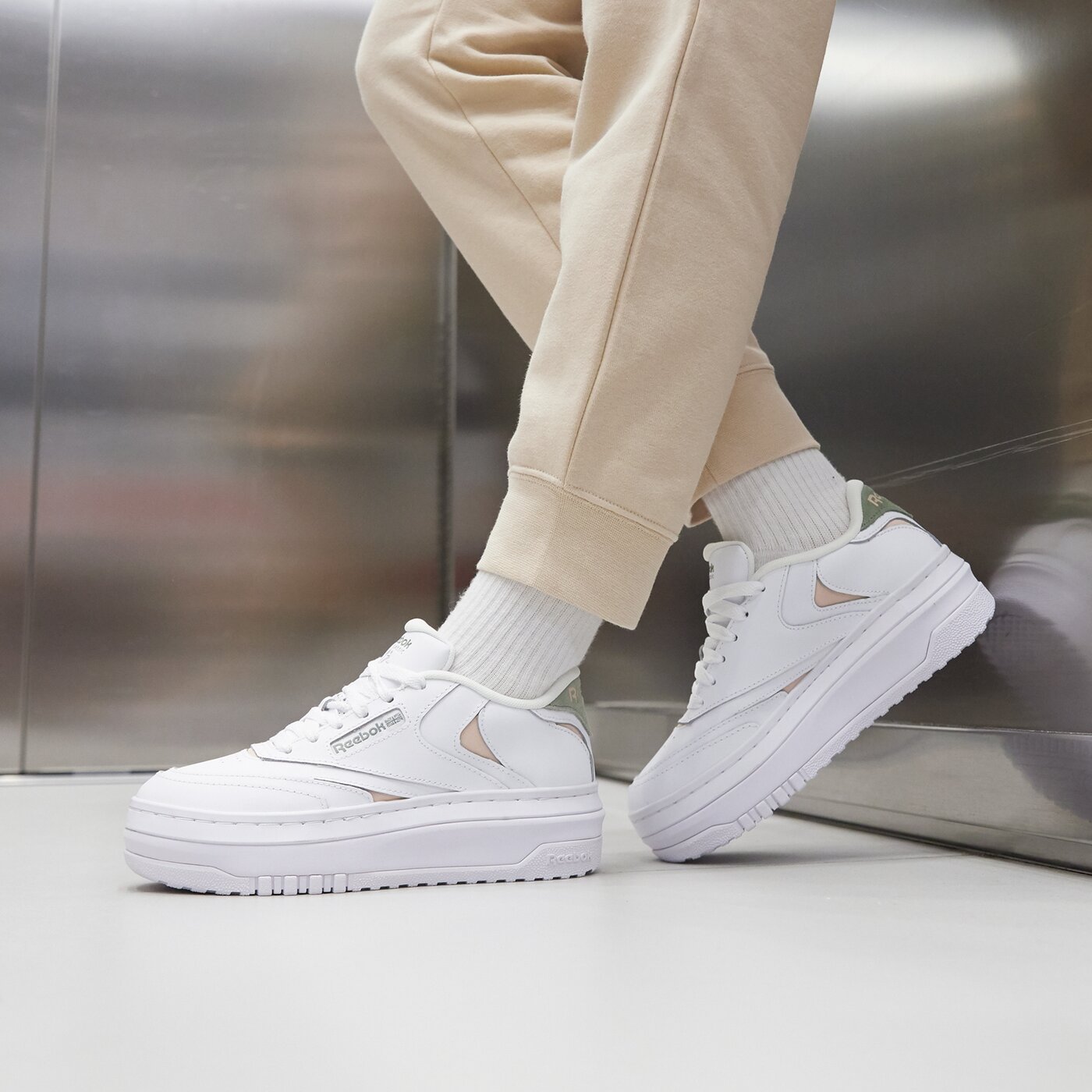 Дамски маратонки REEBOK CLUB C EXTRA ig7513 цвят бял