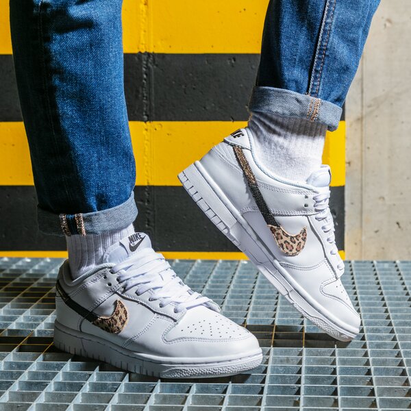 Дамски маратонки NIKE W DUNK LOW SE dd7099-100 цвят бял
