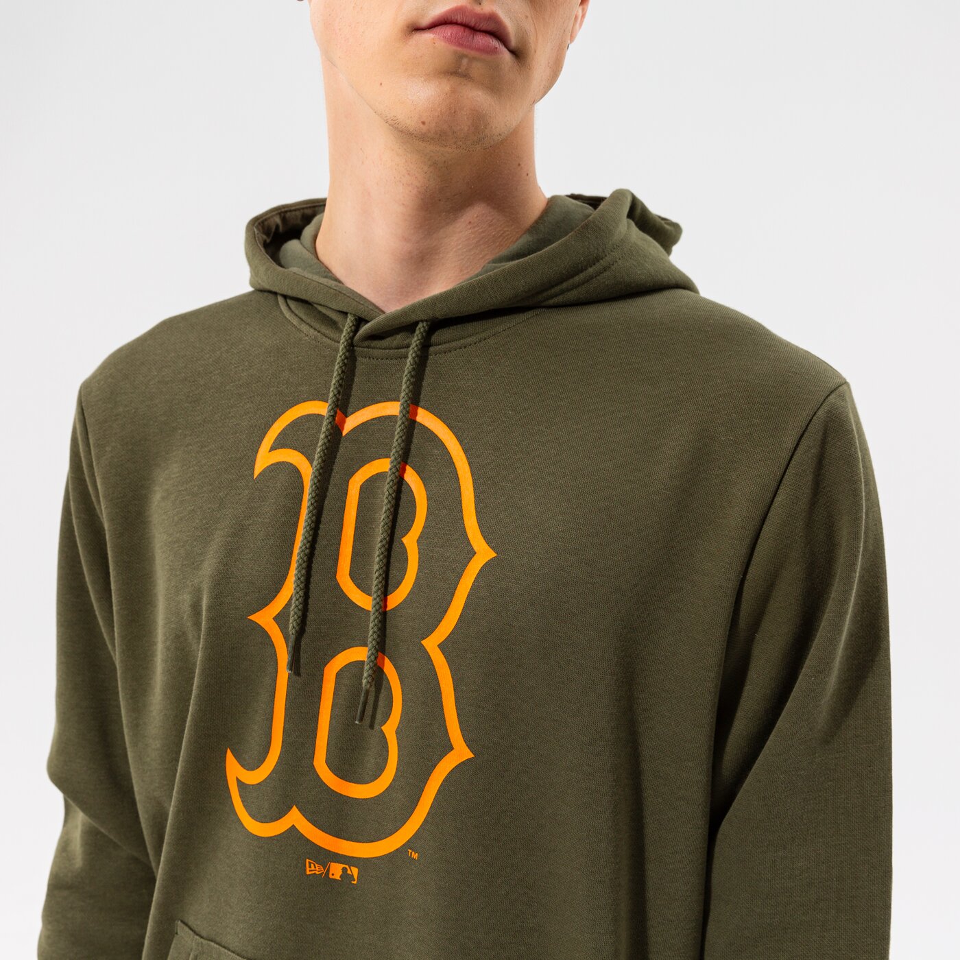 Мъжки суичър NEW ERA СУИТЧЪР С КАЧУЛКА MLB SEASNL TEAM LOGO HOODY BOSRED 12827240 цвят каки