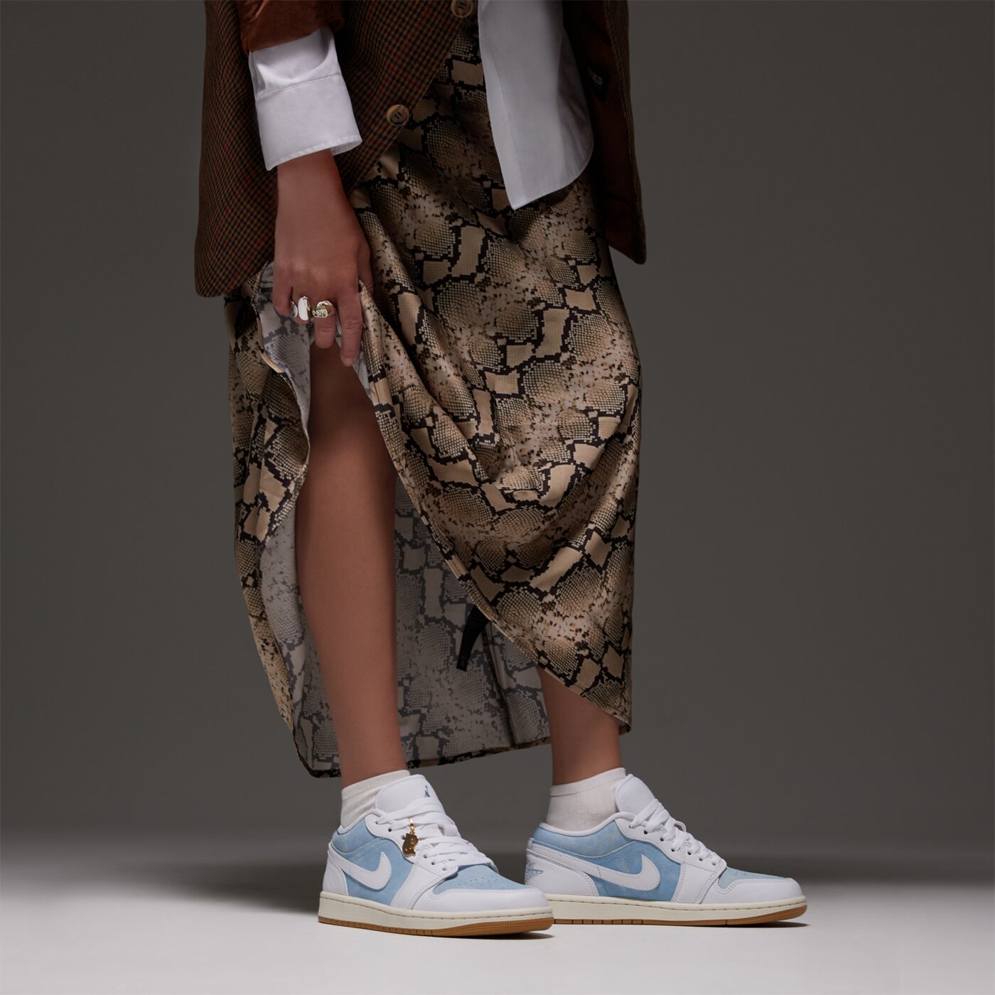 Дамски маратонки WMNS AIR JORDAN 1 LOW SE  hq2004-400 цвят бял