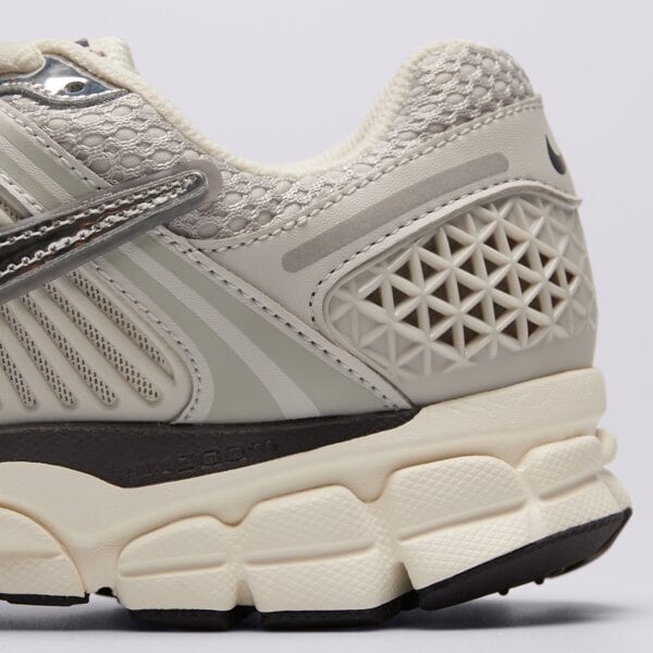 Дамски маратонки NIKE W ZOOM VOMERO 5 NA fd0884-025 цвят сив