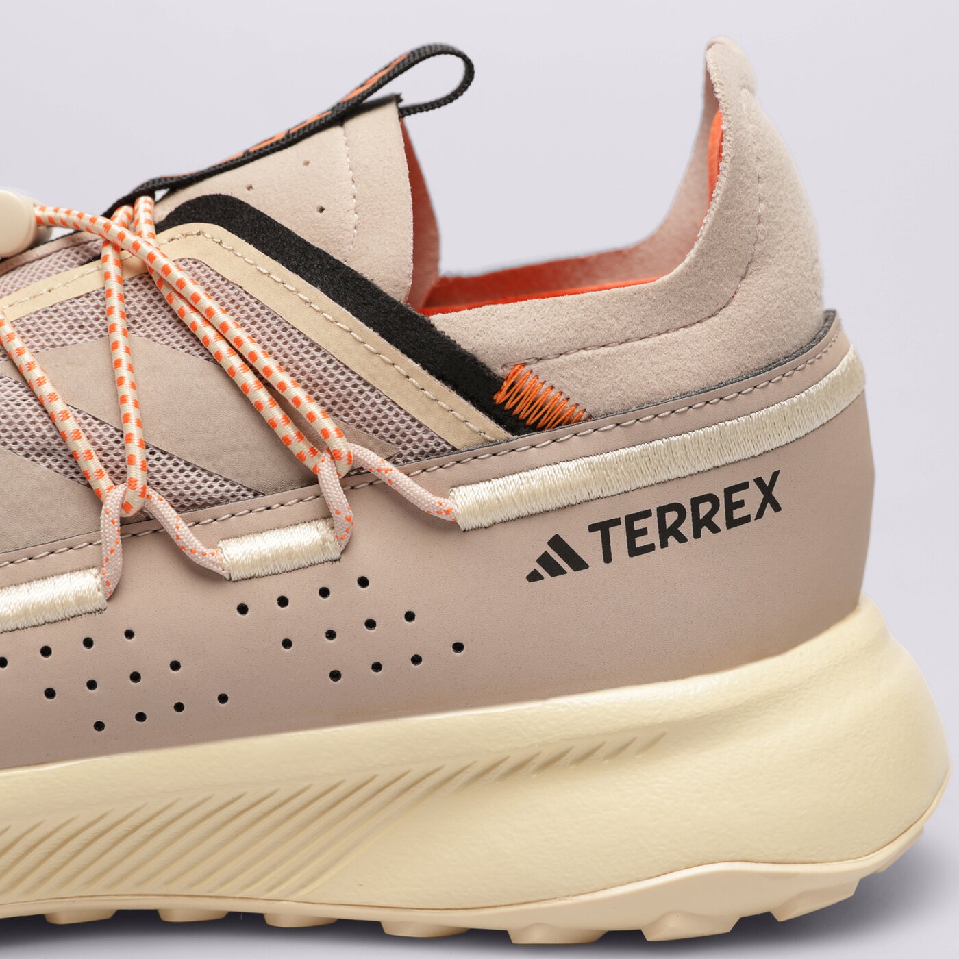 Мъжки туристически обувки ADIDAS TERREX VOYAGER 21 hp8614 цвят бежов