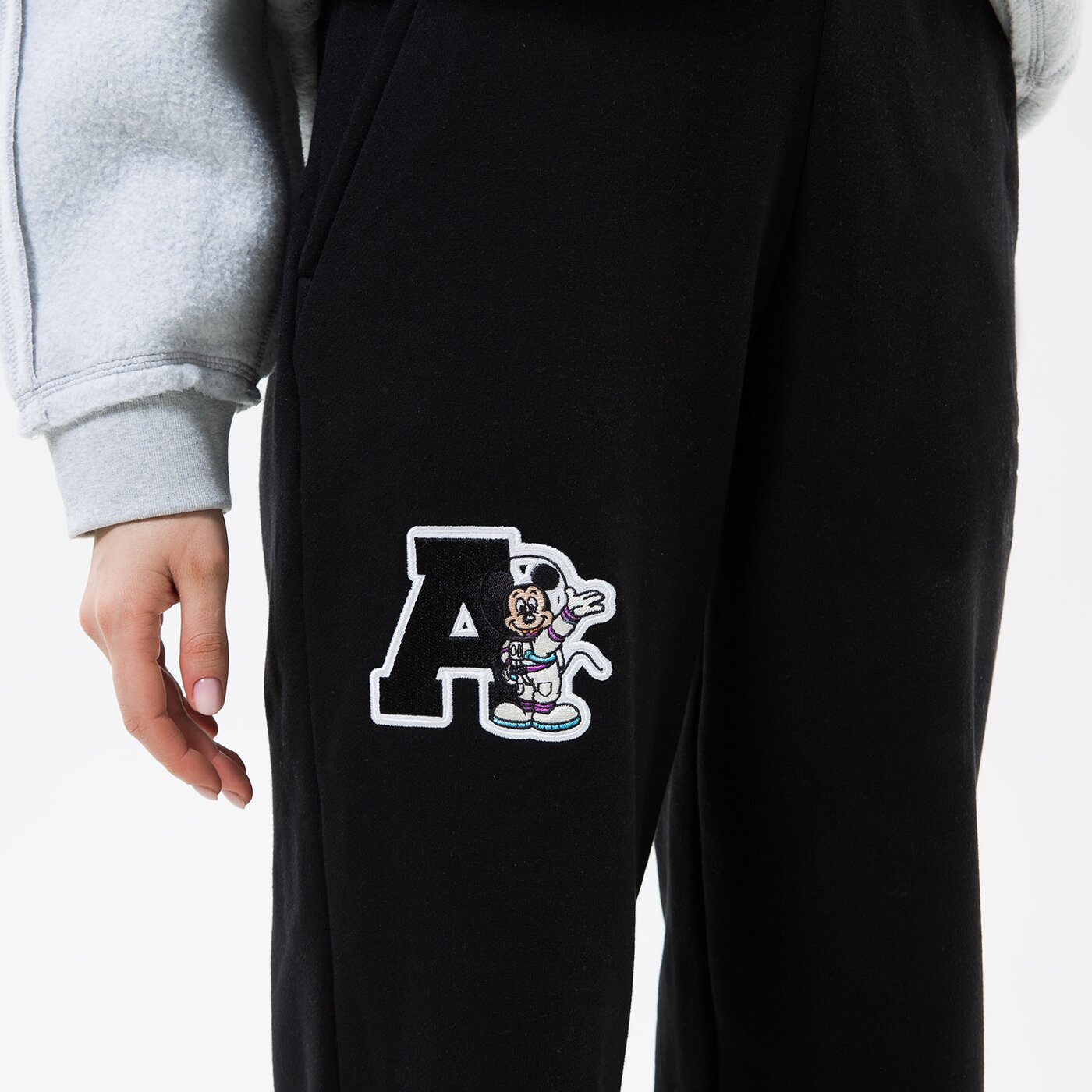 Дамски панталони ADIDAS ПАНТАЛОНИ DISNEY JOGGER hl9084 цвят черен