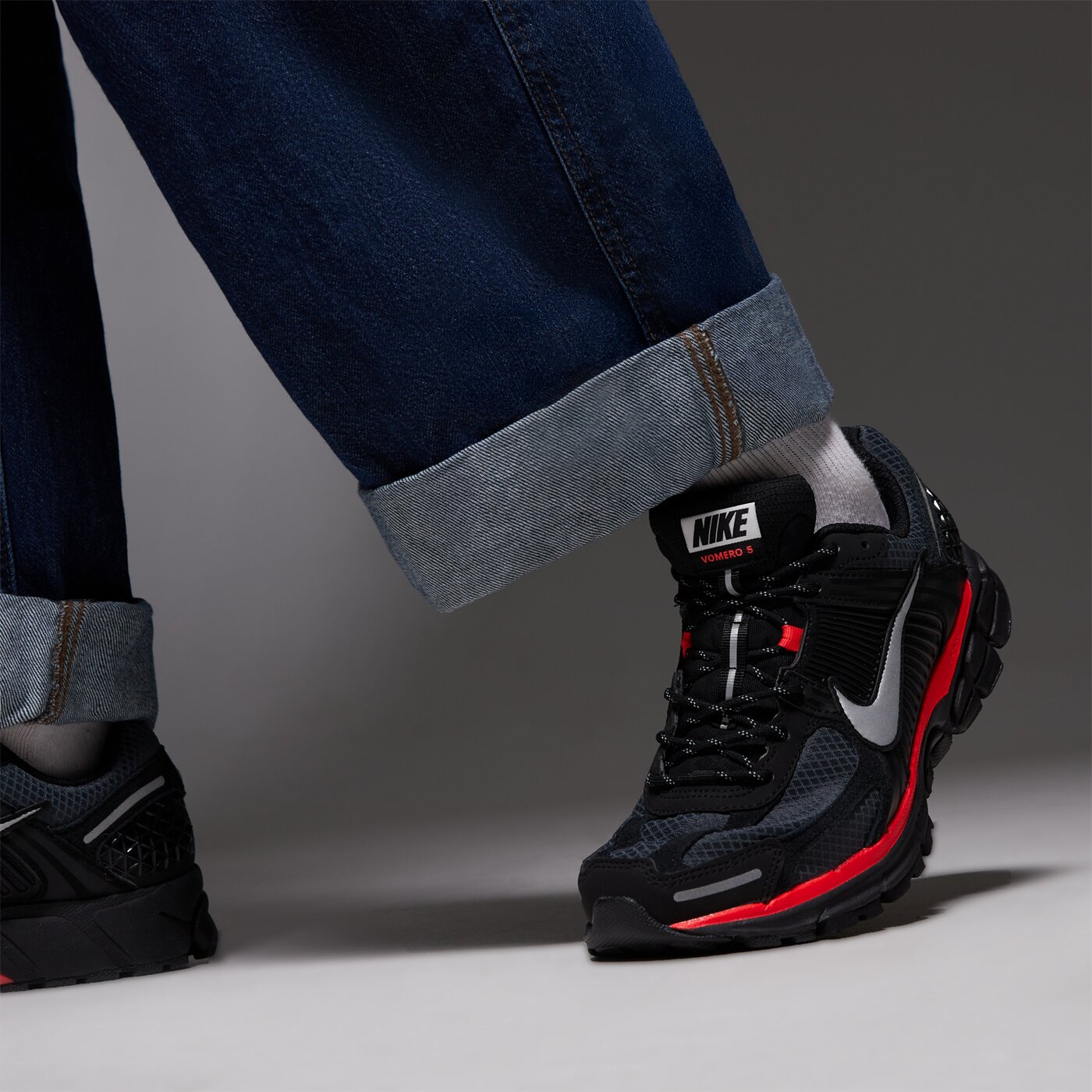 Мъжки маратонки NIKE ZOOM VOMERO 5 hv2527-002 цвят черен