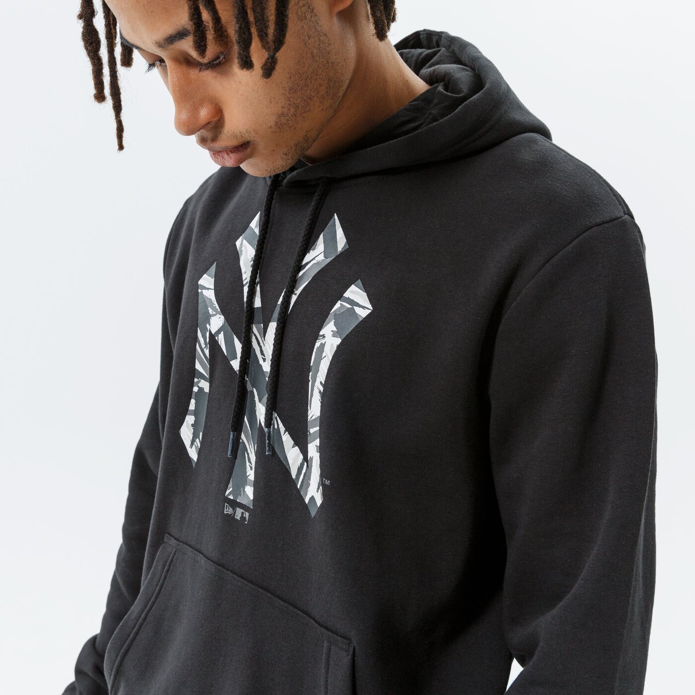 Мъжки суичър NEW ERA СУИТЧЪР С КАЧУЛКА MLB CAMO INFILL PO HOODY NEYYAN BL 12827258 цвят черен