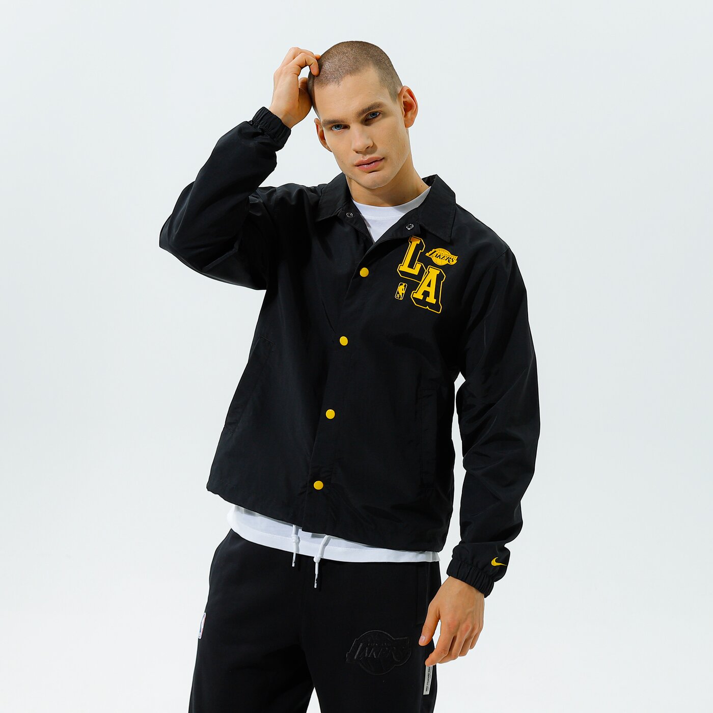 Мъжко преходно яке NIKE ЯКЕ LAL M NK JKT COACHES CTS 75 NBA db1439-010 цвят черен