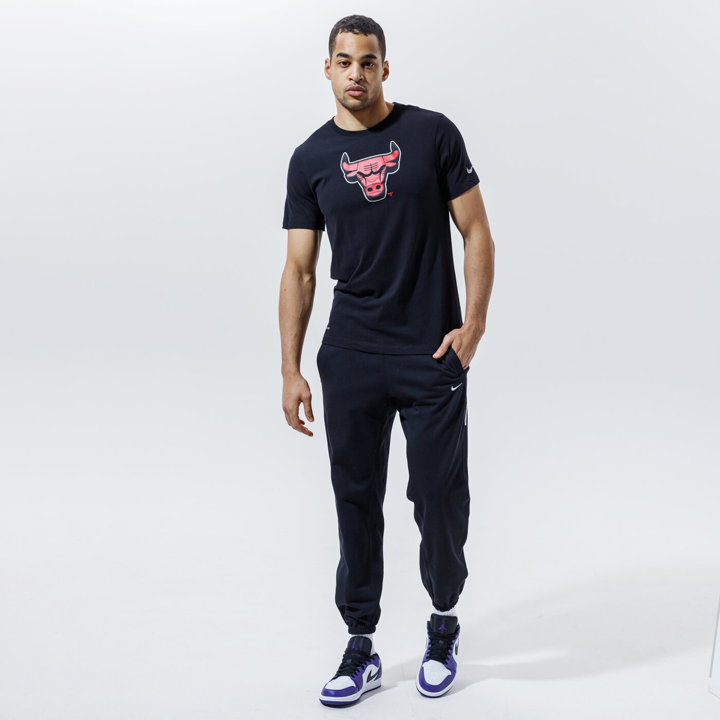 Мъжка тениска NIKE ТЕНИСКА CHICAGO BULLS TEE EARNED EDITION ERND LGO NBA cz7245-010 цвят черен
