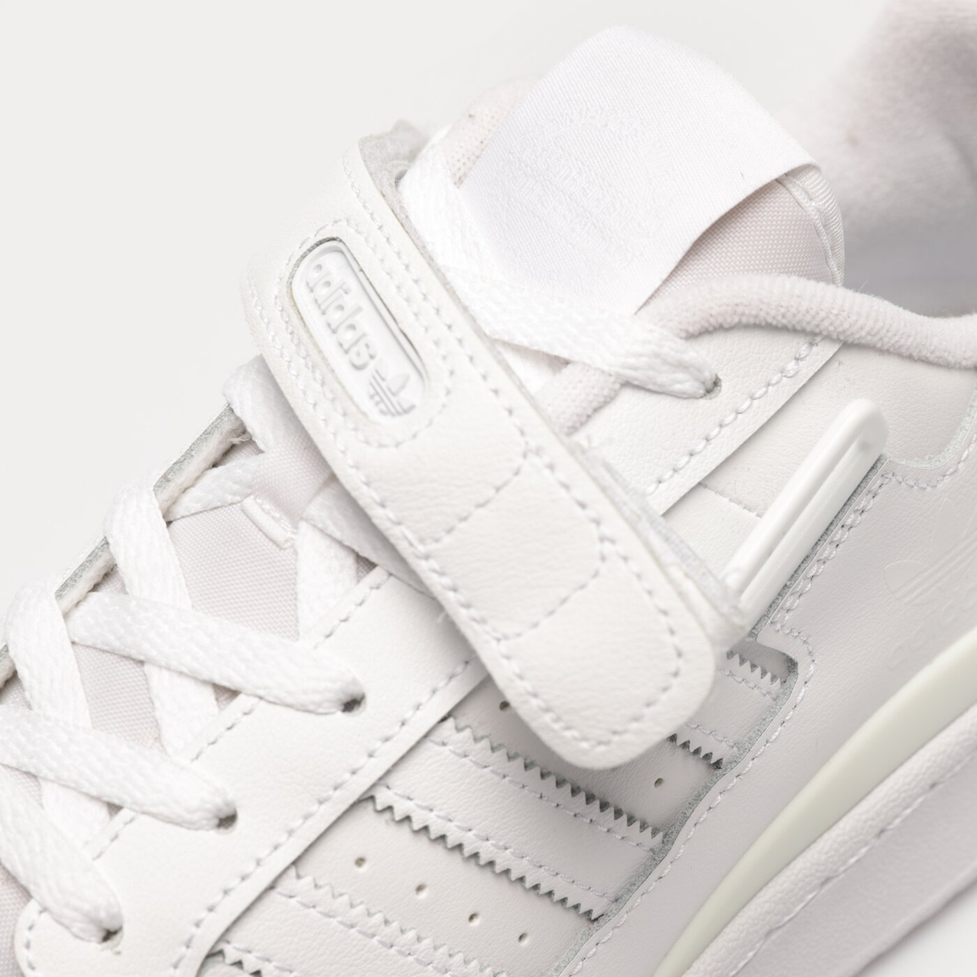 Мъжки маратонки ADIDAS FORUM LOW fy7755 цвят бял