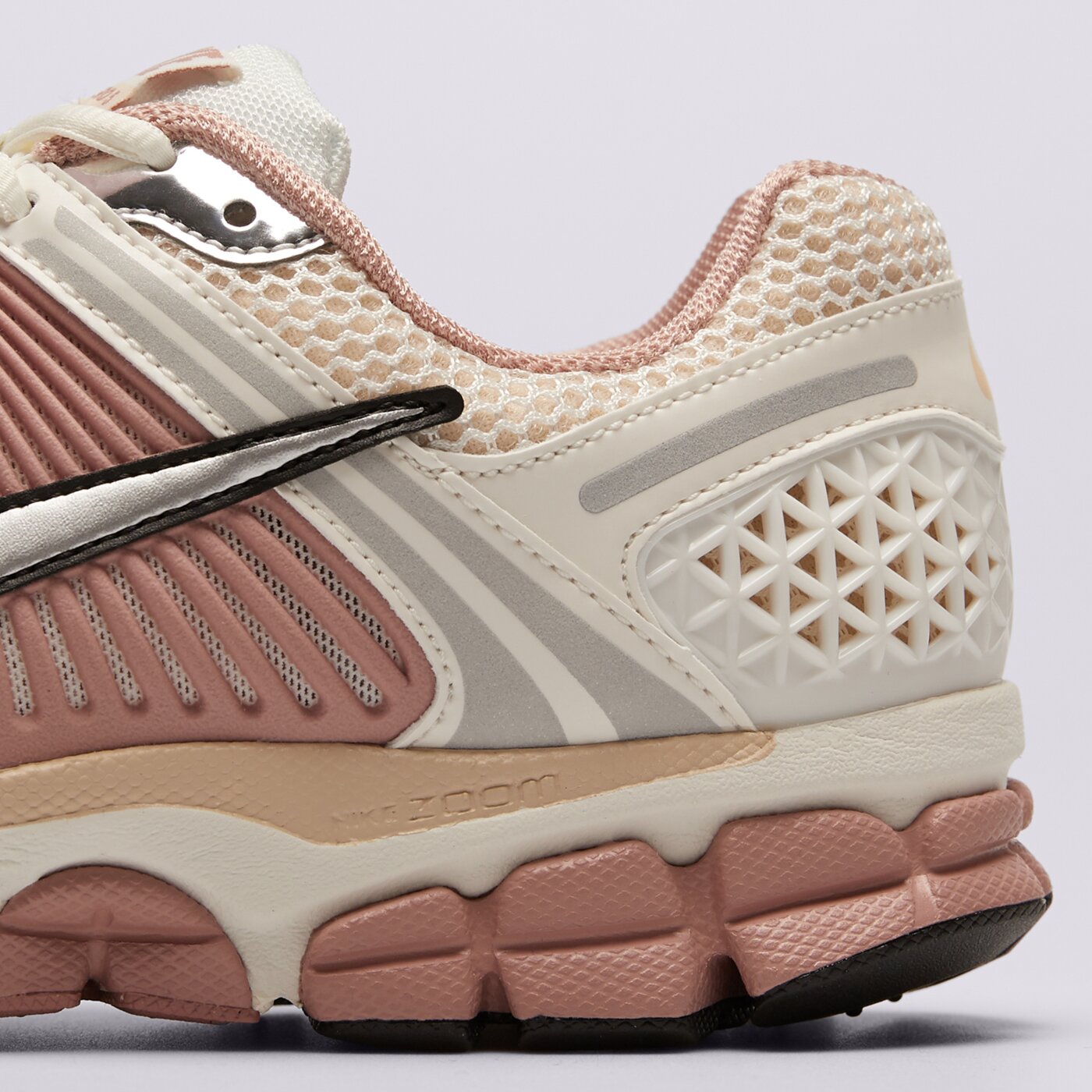 Дамски маратонки NIKE W ZOOM VOMERO 5 NEWS hf1877-102 цвят бежов