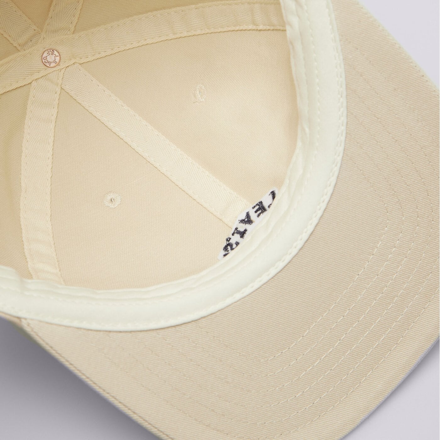 Дамска шапка с козирка LEVI'S ШАПКА LAZY GIRL LOGO CAP  000ag-0002 цвят бежов