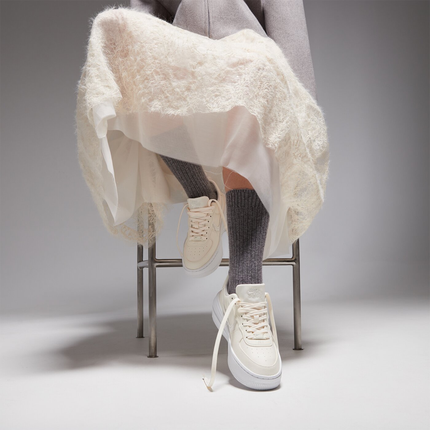 Дамски маратонки NIKE W AF1 PLT.AF.ORM  dj9946-107 цвят бежов