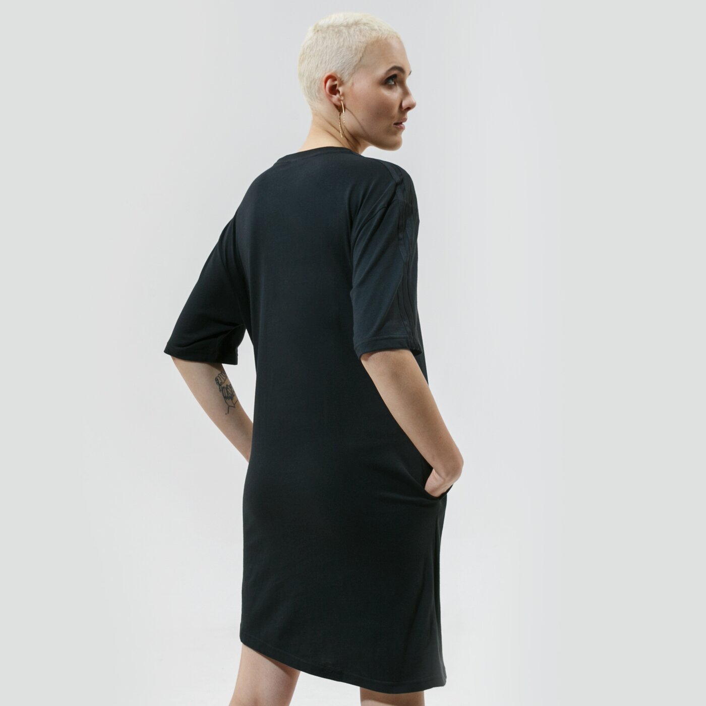 Дамски ADIDAS РОКЛЯ TEE АНЦУГS gn3165 цвят черен