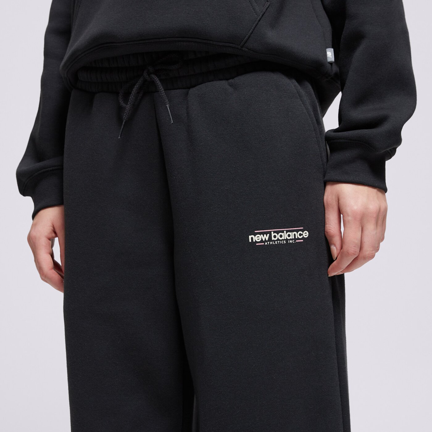 Дамски панталони NEW BALANCE ПАНТАЛОНИ REIMAGINED FLEECE WIDE LEG PANT wp53903bk цвят черен