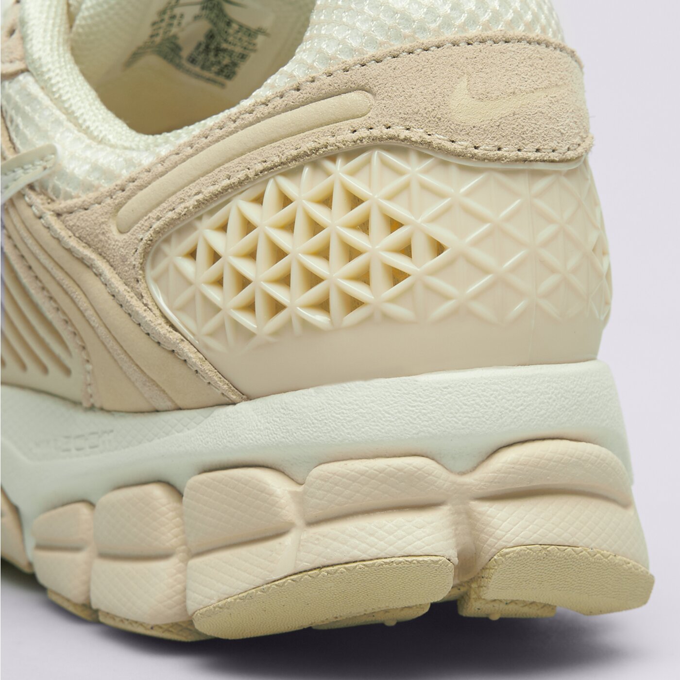 Дамски маратонки NIKE W ZOOM VOMERO 5 hq0458-200 цвят бежов