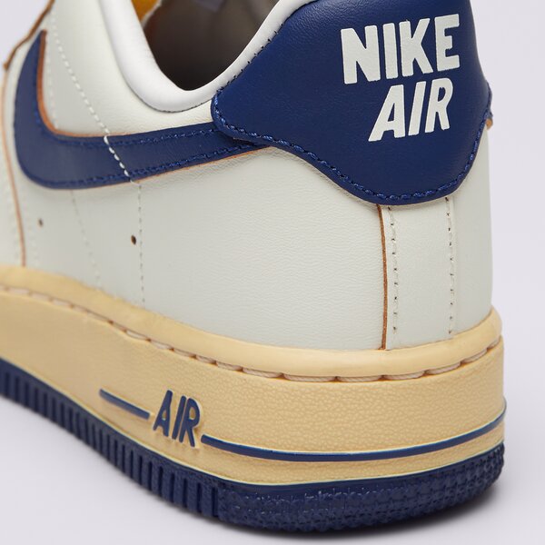 Дамски маратонки NIKE WMNS AIR FORCE 1 '07 fq8103-133 цвят кремав