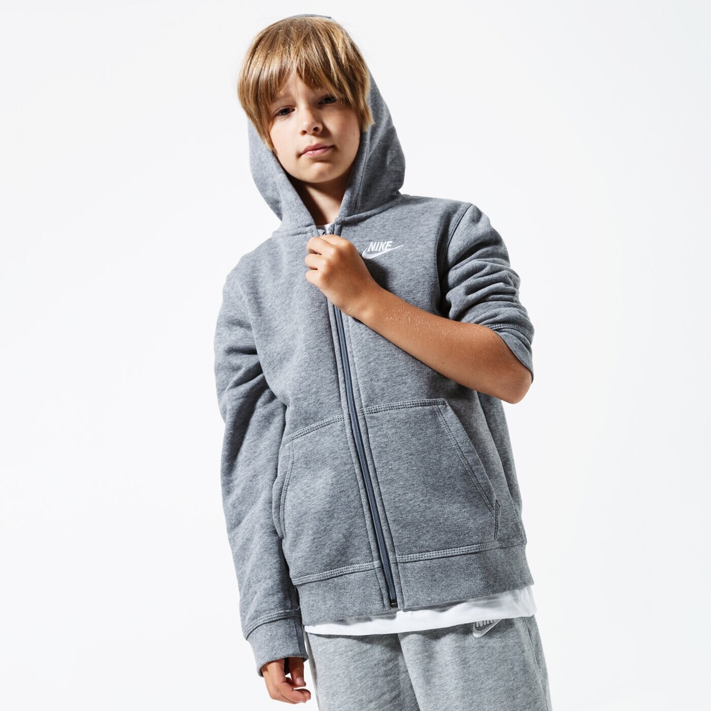 Детски суичър NIKE СУИТЧЪР СЪС ЗАКОПЧАВАНЕ   С КАЧУЛКА SPORTSWEAR CLUB BOY bv3699-091 цвят сив