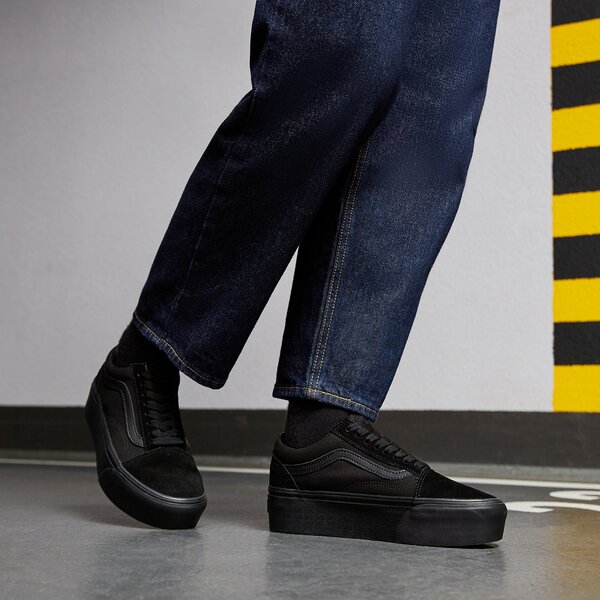 Дамски маратонки VANS UA OLD SKOOL STACKFORM vn0a7q5mbka1 цвят черен