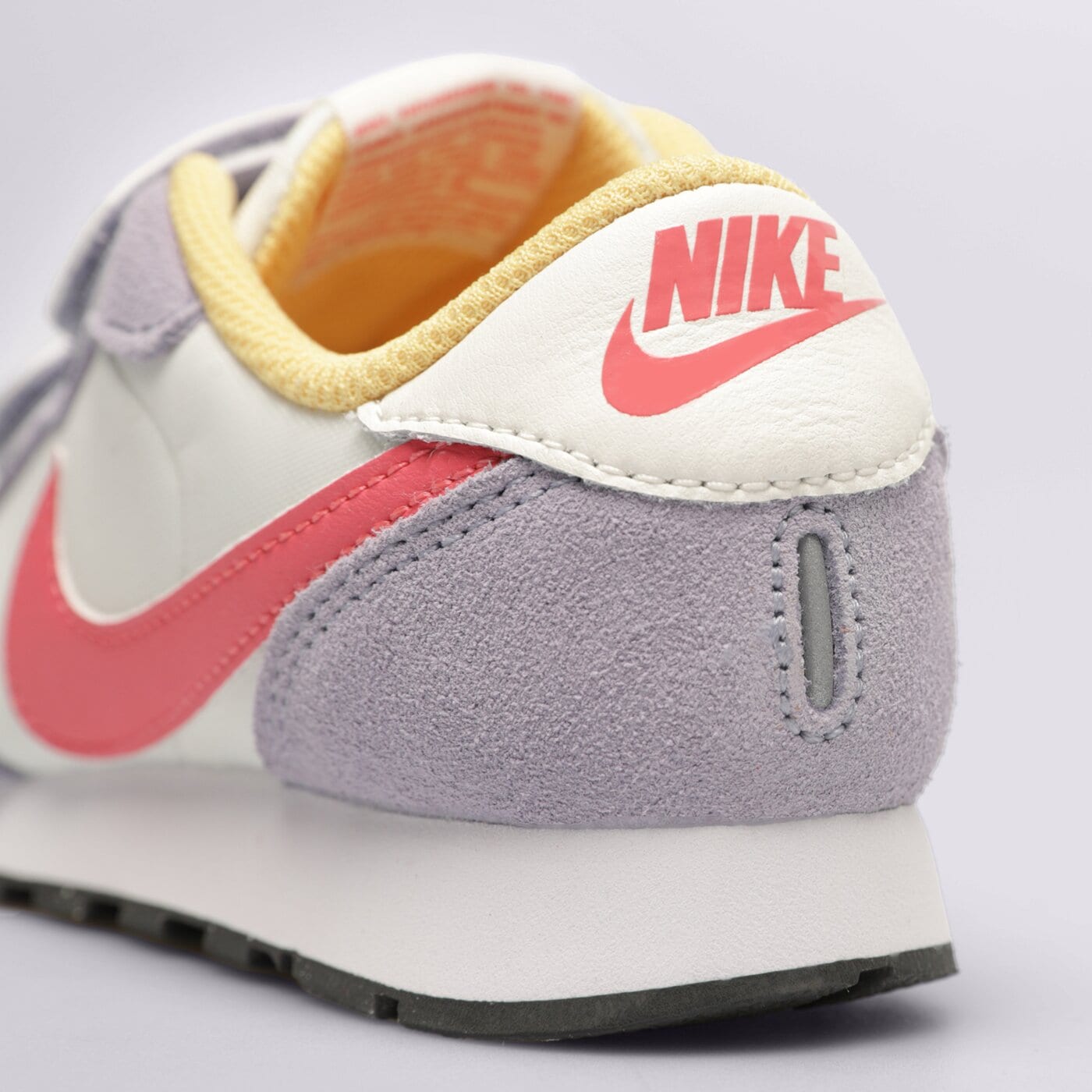 Детски маратонки NIKE MD VALIANT cn8559-502 цвят бежов