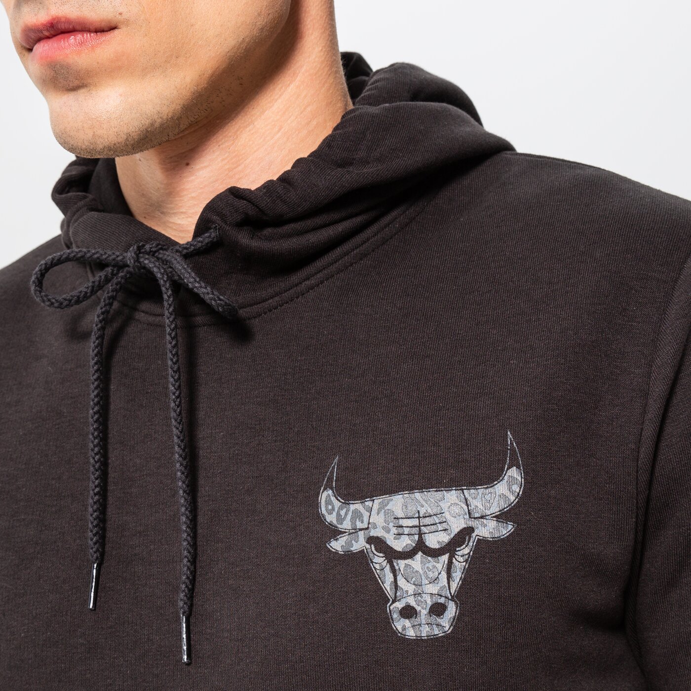 Мъжки суичър NEW ERA СУИТЧЪР С КАЧУЛКА SEAS INFILL BULLS CHICAGO BULLS BL 12893089 цвят черен