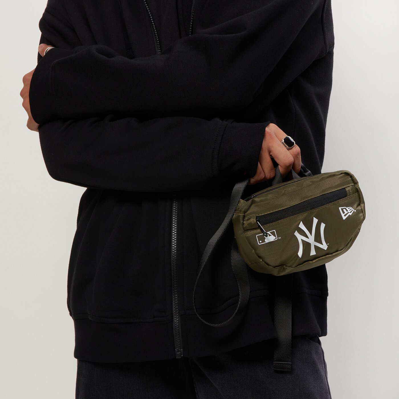 Дамска чанта за кръст NEW ERA САК MLB MICRO WAIST BAG KHA NEW YORK YANKEES NOV 60137340 цвят каки