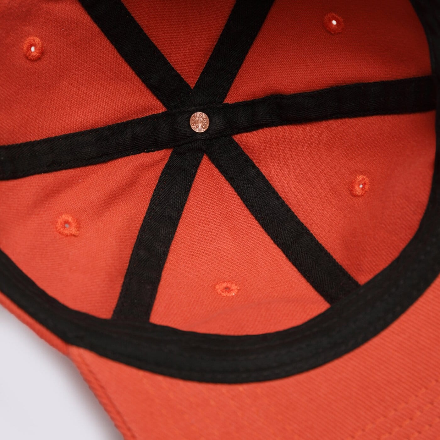 Дамска шапка с козирка LEVI'S ШАПКА ESSENTIAL CAP d75890006 цвят червен