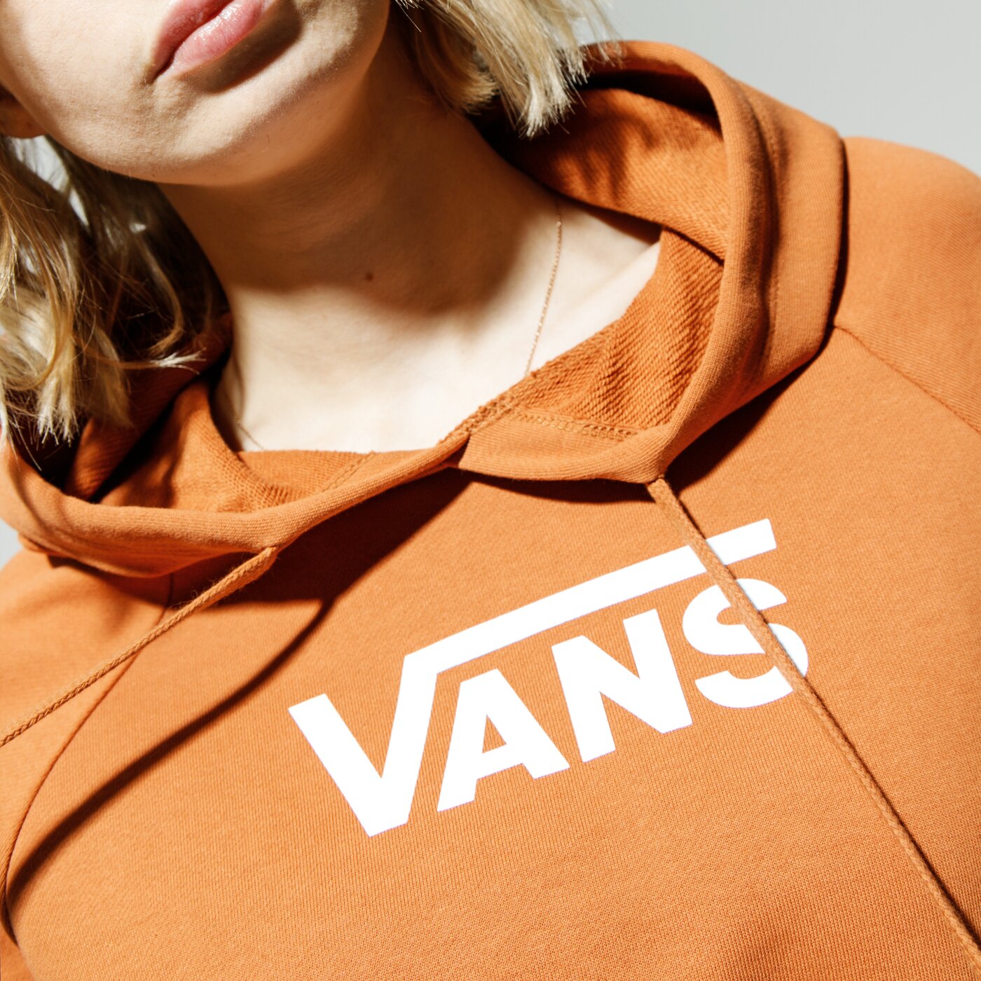 Дамски суичър VANS СУИТЧЪР С КАЧУЛКА WM FLYING V FT BOXY HOODIE ADOBE vn0a4bg3vwq1 цвят кафяв