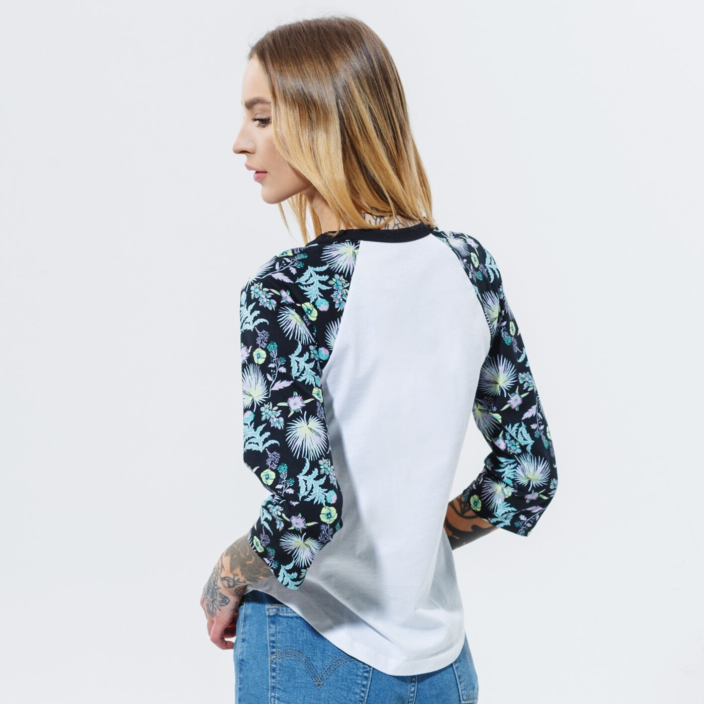 Дамска тениска VANS ТЕНИСКА WM CALIFAS WHITE/CALIFAS BLACK vn0a53pzzfk1 цвят бял