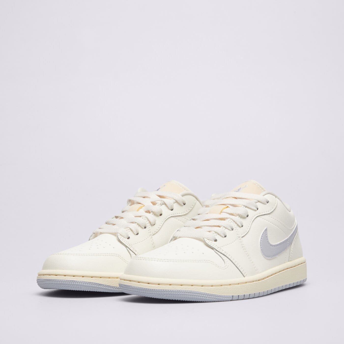 Дамски маратонки WMNS AIR JORDAN 1 LOW dc0774-106 цвят бежов