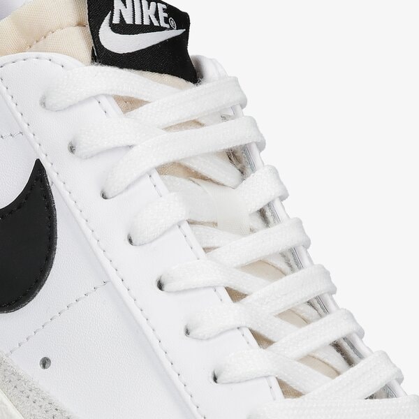 Дамски маратонки NIKE BLAZER LOW '77 dc4769-102 цвят бял