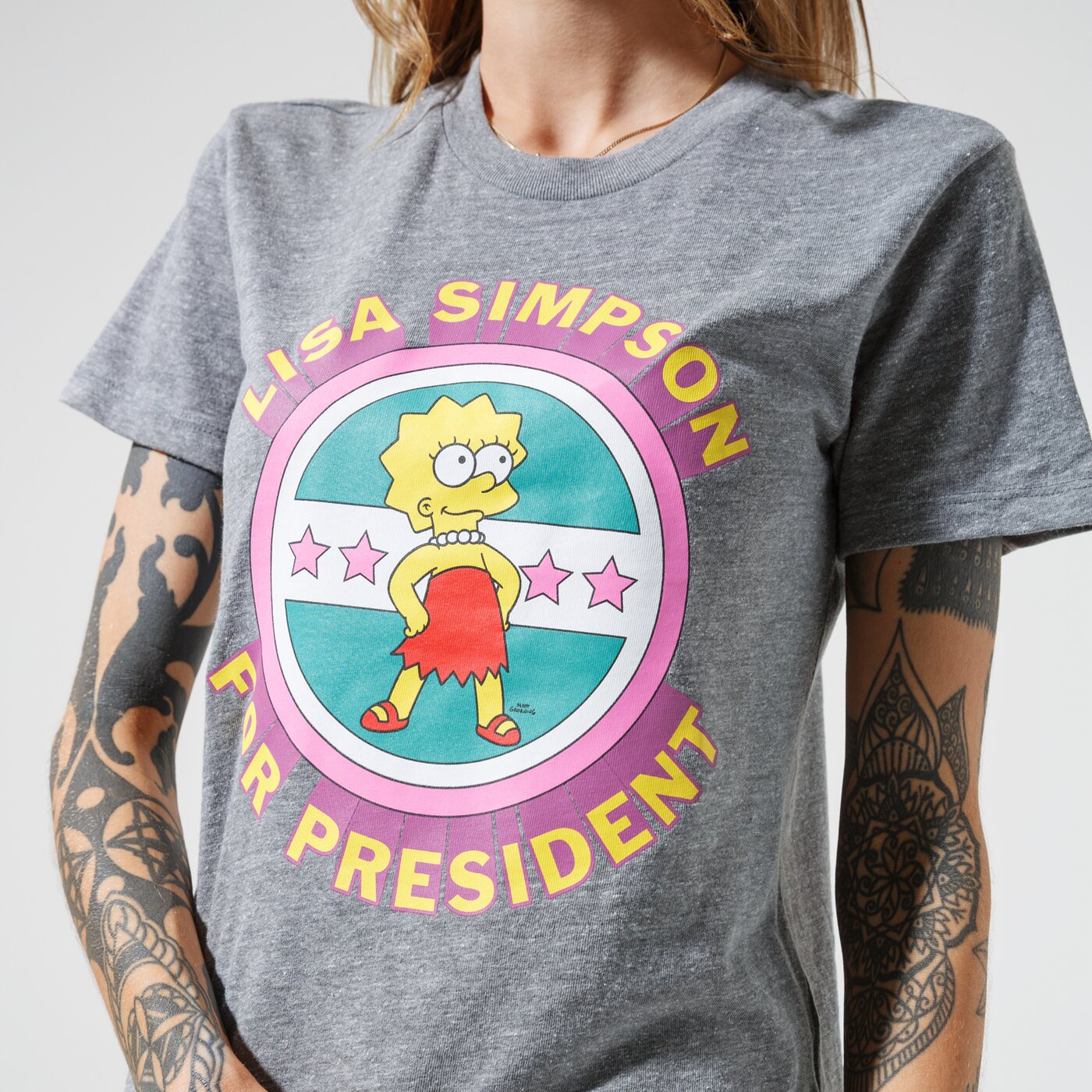 Дамска тениска VANS ТЕНИСКА VANS X THE SIMPSONS LISA TEE vn0a4v4b17g цвят сив