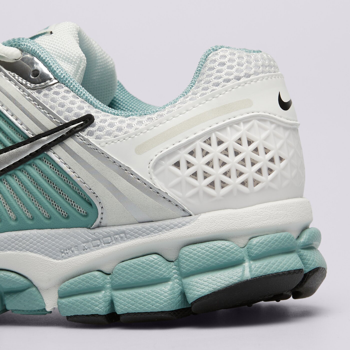 Дамски маратонки NIKE W ZOOM VOMERO 5 NEWS hf1877-101 цвят бял