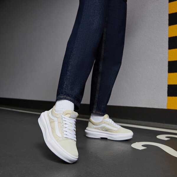 Дамски маратонки VANS UA OLD SKOOL OVERT CC vn0a7q5e1nf1 цвят бежов