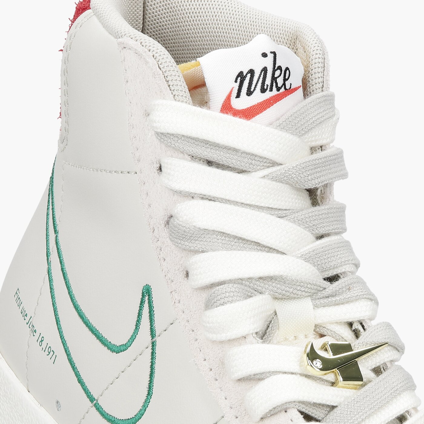 Дамски маратонки NIKE BLAZER MID '77 SE dh6757-001 цвят бежов