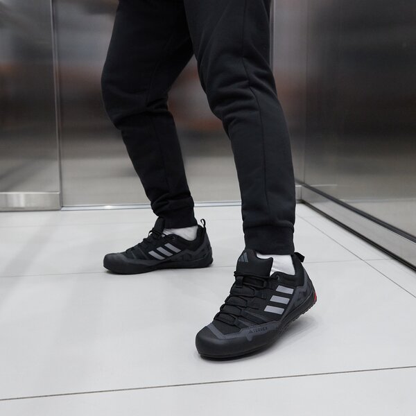 Мъжки зимни обувки ADIDAS TERREX SWIFT SOLO 2 ie6901 цвят черен