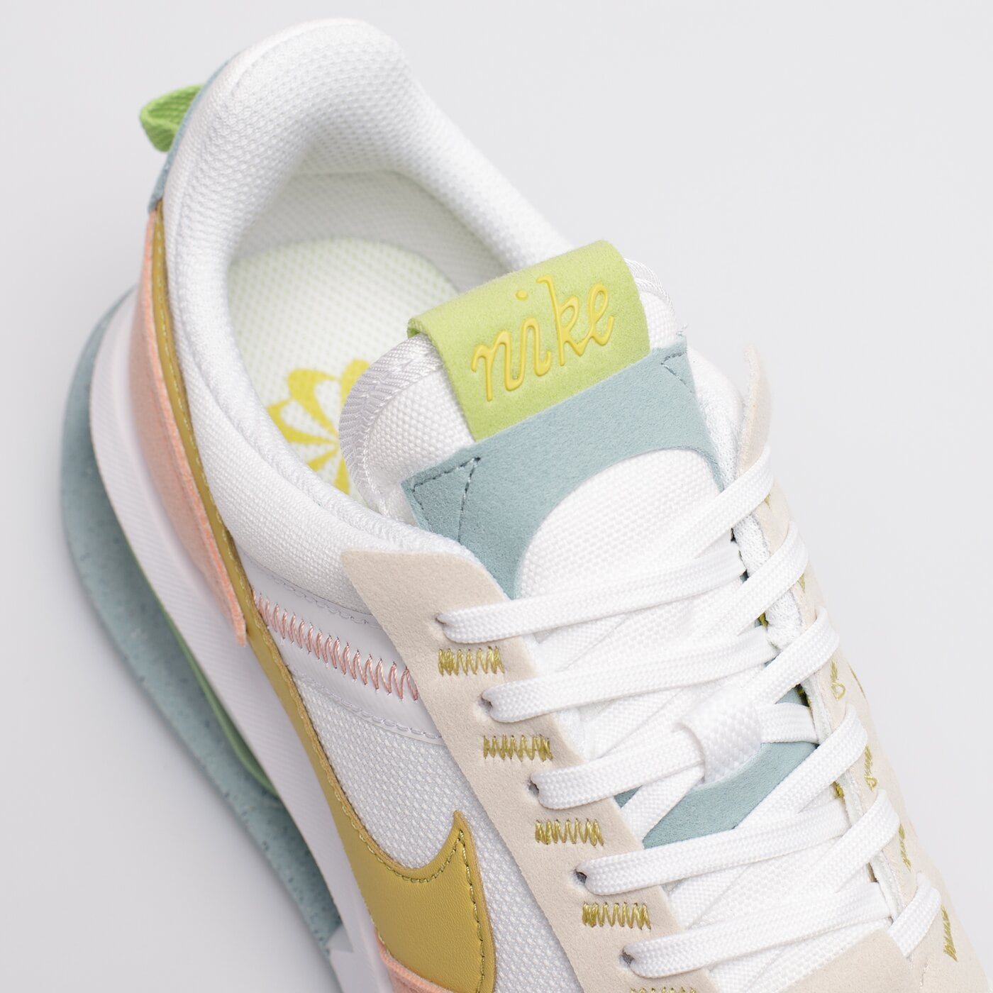 Дамски маратонки WMNS AIR MAX PRE-DAY dv3458-100 цвят многоцветен