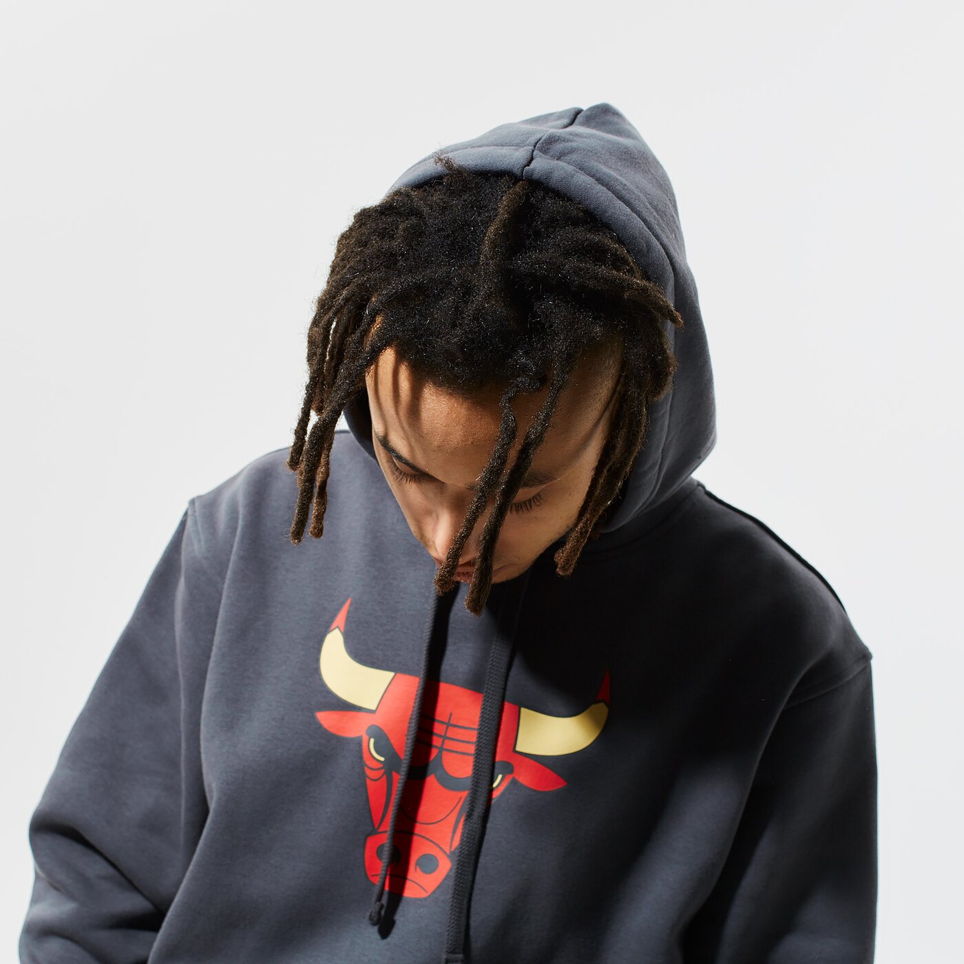 Мъжки суичър NIKE СУИТЧЪР С КАЧУЛКА CHICAGO BULLS ESSENTIAL CITY EDITION  cn2534-060 цвят сив