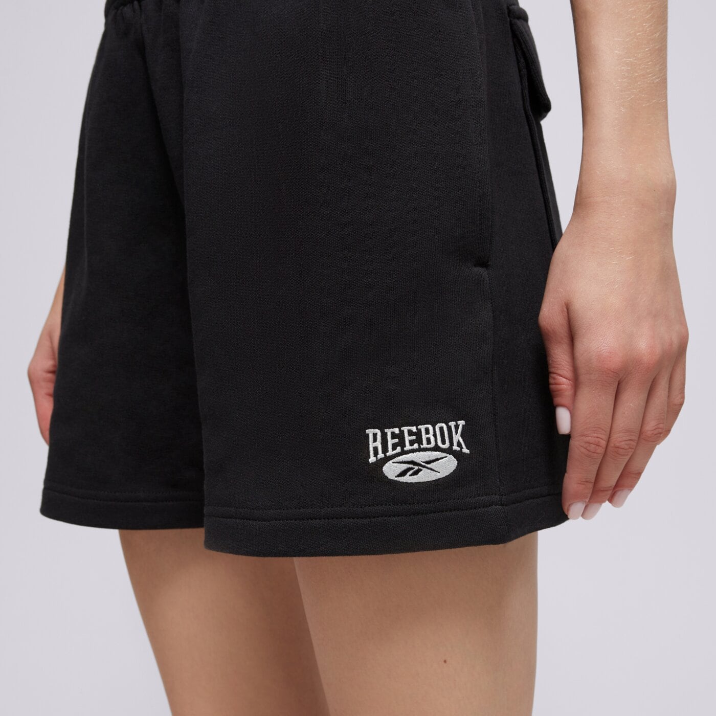 Дамски къси панталони REEBOK ШОРТИ CL AE SM LOGO SHORT 100075518 цвят черен